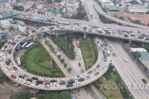 Hàng vạn phương tiện lưu thông rời Hà Nội nghỉ lễ 30/4-1/5, nhiều tuyến đường ùn tắc
