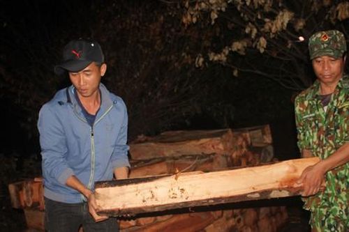 Tin mới vụ 100 lóng gỗ lậu dưới lòng hồ thủy điện