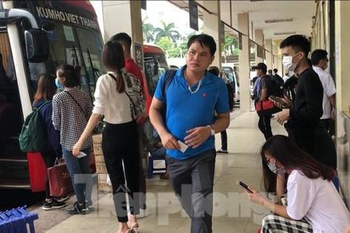 Đổ xô tìm vé về quê, nhiều người 'quên' khẩu trang giữa lúc dịch phức tạp