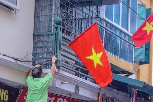 Hà Nội rực rỡ cờ đỏ sao vàng mừng ngày 30/4