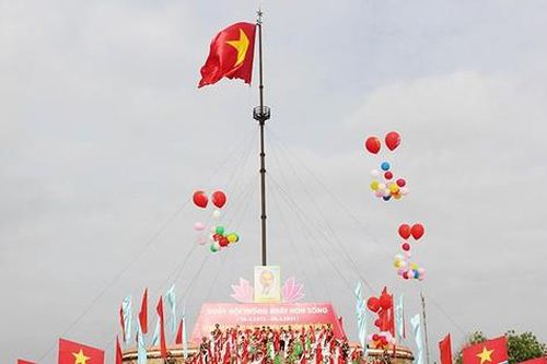 Xúc động lễ Thượng cờ 'Thống nhất non sông' tại đôi bờ Hiền Lương - Bến Hải