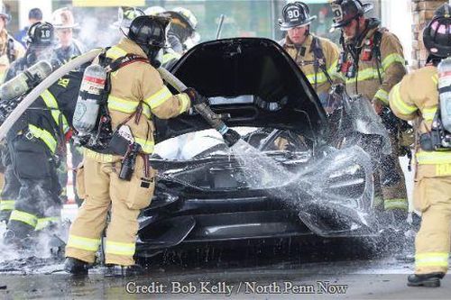 Siêu xe McLaren 765LT hàng hiếm bị lửa thiêu rụi tại trạm xăng