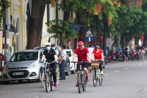Ngày đầu nghỉ lễ: Phố xá vắng vẻ, nhiều người không đeo khẩu trang