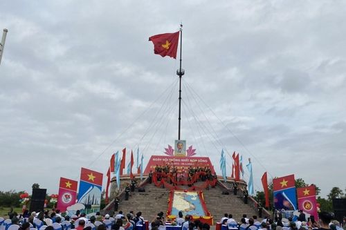 Lễ Thượng cờ 'Thống nhất non sông' tại Đôi bờ Hiền Lương-Bến Hải
