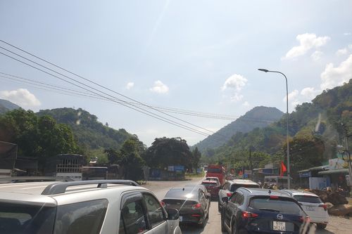 Kẹt xe tại đèo Bảo Lộc, đoàn đua xe đạp tranh cúp TH xuất phát chậm