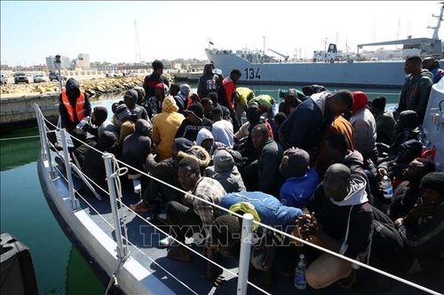 Khoảng 100 người di cư được giải cứu ở ngoài khơi Libya