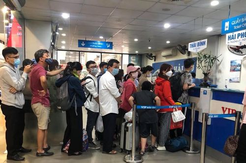 Bến xe Gia Lâm đông kín khách trong ngày nghỉ lễ 30/4