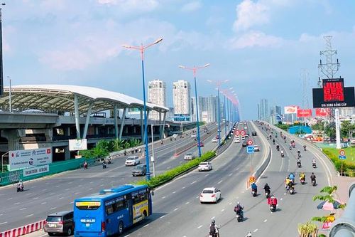 Đường phố trung tâm TP Hồ Chí Minh vắng vẻ trong ngày 30/4