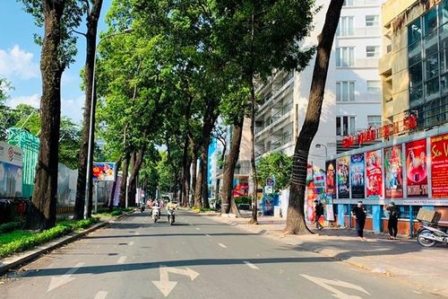 Đường phố trung tâm TP Hồ Chí Minh vắng vẻ trong ngày 30/4
