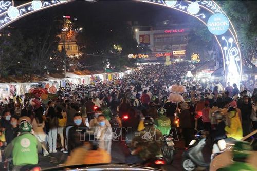 Du khách 'trẩy hội' về trung tâm Đà Lạt bất chấp nguy cơ dịch bệnh