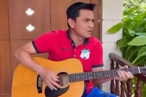 HLV Kiatisuk hát 'Như có Bác Hồ trong ngày vui đại thắng' chào mừng ngày 30/4
