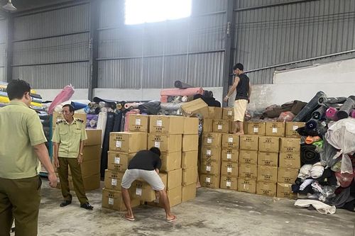 Long An: Thu giữ 30 tấn vải các loại không rõ nguồn gốc