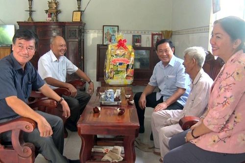 Chủ tịch UBMTTQVN tỉnh An Giang Nguyễn Tiếc Hùng thăm, tặng quà các gia đình chính sách huyện Tri Tôn