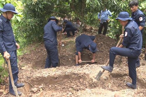 Đào tìm, quy tập 2 hài cốt liệt sĩ