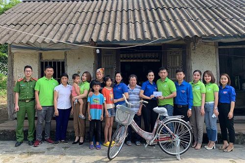 Hội đồng Đội tỉnh phối hợp tặng quà học sinh có hoàn cảnh khó khăn