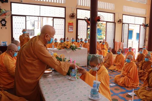 Ni giới Hệ phái Khất sĩ trao 143 học bổng khuyến học đến Tăng Ni sinh