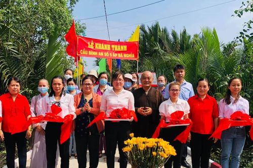 Khánh thành cầu Bình An, trao 5 xe đạp cho học sinh tại Long An