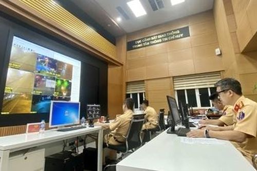 Giao thông ngày đầu nghỉ lễ: 0h, CSGT vẫn bám trụ trên đường