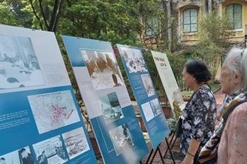 Triển lãm 'Đất nước trọn niềm vui'