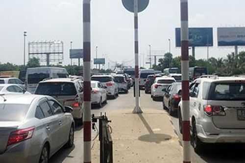 Kẹt xe hơn 2km, trạm thu phí Long Phước quyết không xả trạm