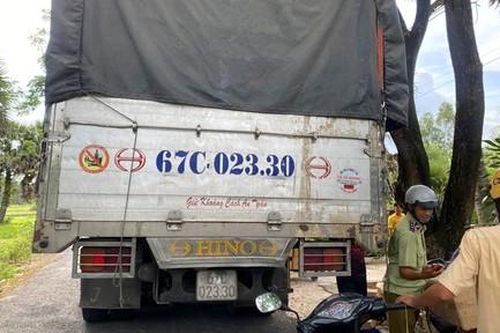 Phát hiện 10 tấn me lột vỏ ghi chữ nước ngoài, không rõ nguồn gốc