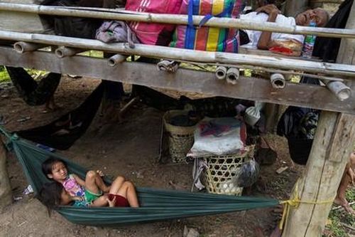 Hàng nghìn dân Myanmar trốn sang Thái Lan tránh chiến sự