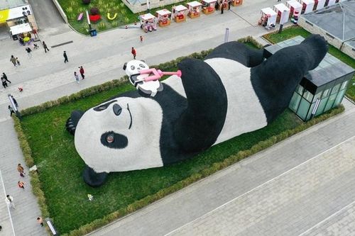 Tượng gấu trúc 130 tấn nằm selfie giữa quảng trường ở Trung Quốc