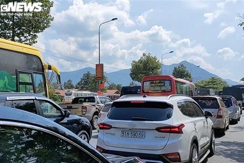 Tắc nghẽn đèo Bảo Lộc hơn 10km, đường lên Đà Lạt kẹt cứng
