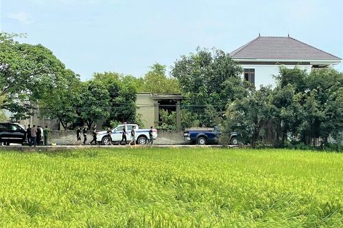 Nghệ An: 2 người chết sau nổ súng, công an vây bắt nghi phạm cố thủ trong nhà