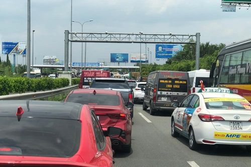 Từ TP.HCM đi Vũng Tàu mất 6 tiếng, trạm thu phí quốc lộ 51 đang xả trạm