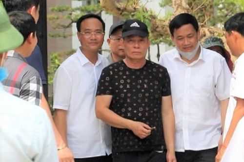 Giám đốc Công an Nghệ An dẫn giải nghi phạm bắn chết 2 người ra xe cảnh sát