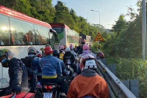 Hàng nghìn du khách đổ về Đà Lạt, đèo Bảo Lộc kẹt xe kinh hoàng từ rạng sáng đến trưa