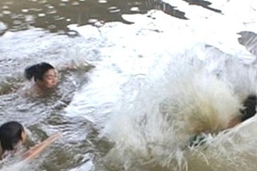 Xuống sông vớt dép bị rơi, nam sinh lớp 6 chết đuối thương tâm