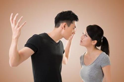 Phát hờn với anh chồng đếm từng cái 'like' soi từng lượt 'thả tim' vì ghen tuông