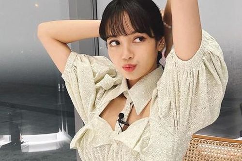 Thần thái như Lisa (BLACKPINK) mới diện đẹp được những mẫu áo 'cái bang' này