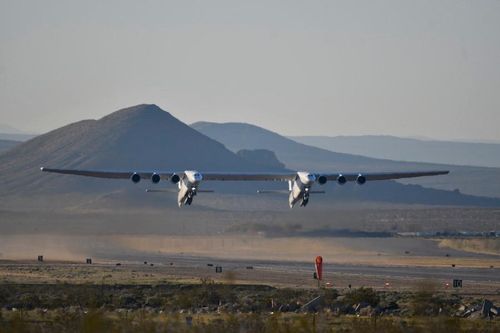 Máy bay lớn nhất thế giới Stratolaunch đã trở lại bầu trời