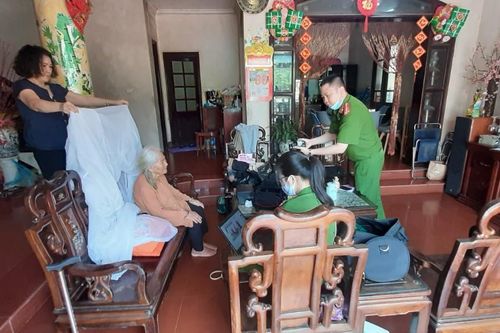 Cấp Căn cước gắn chip tại quận Long Biên (Hà Nội): Sáng tinh thần vì nhân dân phục vụ