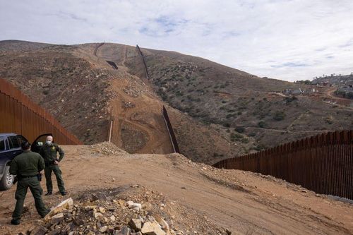 Lầu Năm Góc hủy dự án xây tường biên giới với Mexico
