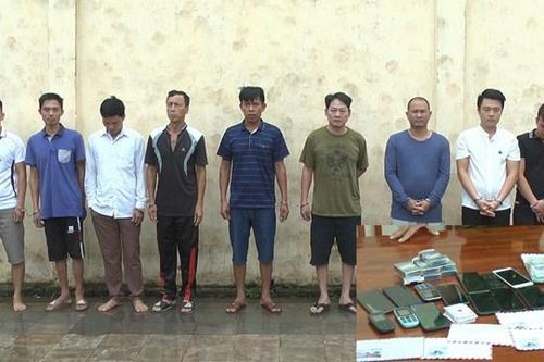 Bắt quả tang 18 đối tượng, thu giữ gần 130 triệu đồng trên chiếu bạc