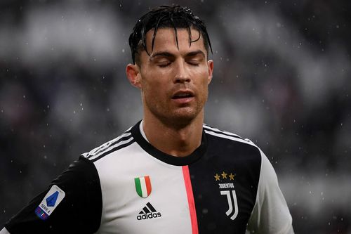 Báo Italy: 'Ronaldo căng thẳng và rất xa cách đồng đội'