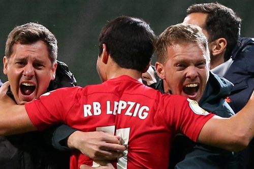 Leipzig vỡ òa vì chiến thắng ở phút 120+1