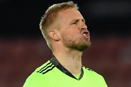 Leicester lỡ cơ hội bám đuổi Man Utd