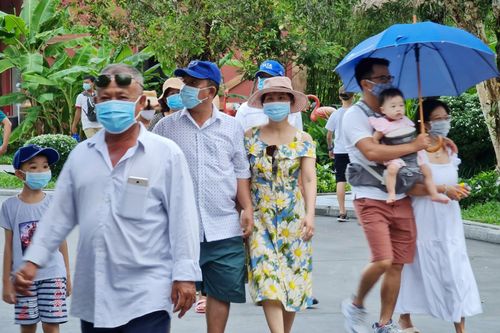 Du khách đội mưa đến vườn thú ở Phú Quốc