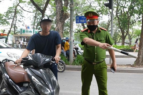 21 người ở Hà Nội bị phạt vì không đeo khẩu trang khi ra đường