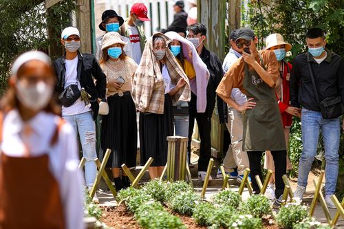 Du khách xếp hàng giữa trưa chờ chỗ trống ở quán cà phê Đà Lạt