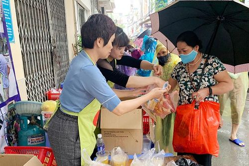 'Trao yêu thương, nhận nụ cười' - ấm lòng trong từng cốc cháo từ thiện