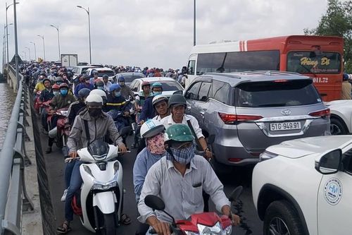 Cầu Rạch Miễu tiếp tục tê liệt vì ùn tắc giao thông