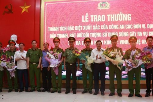 Trao thưởng các đơn vị đấu tranh, bắt giữ thành công đối tượng bắn người ở TP Vinh
