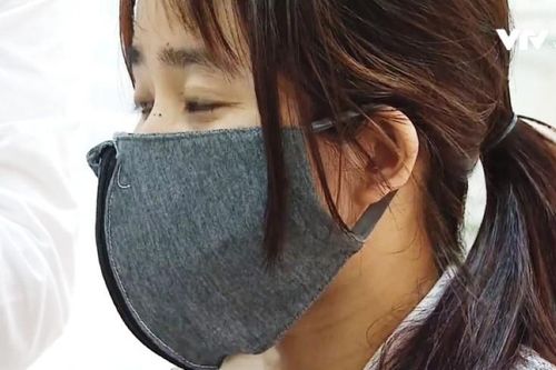 3 nữ sinh biến rơm rạ thành… khẩu trang