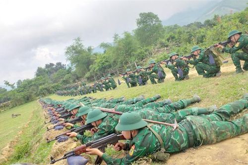 Mồ hôi rơi trên thao trường nắng lửa